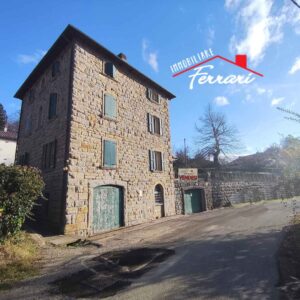 CASA IN SASSO CON GIARDINO